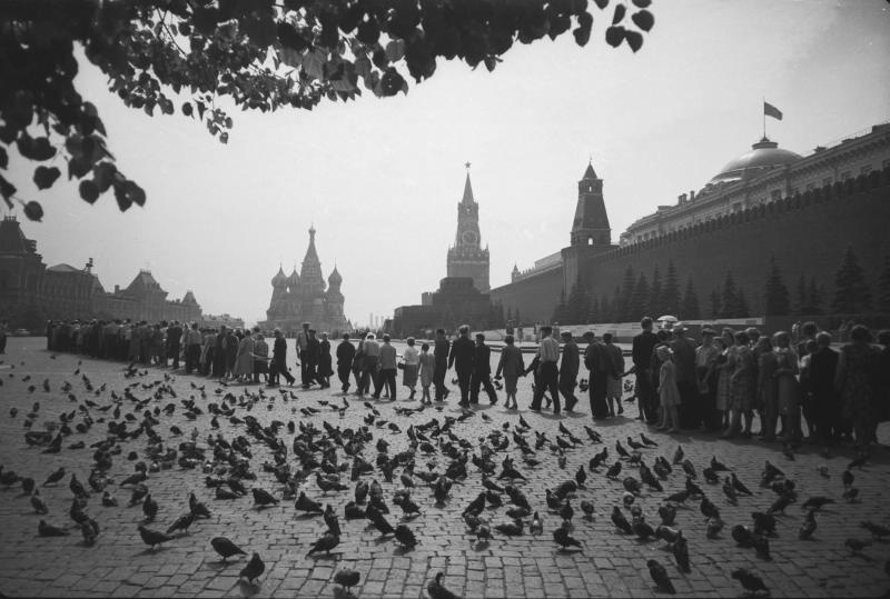 Очередь в Мавзолей, июнь - август 1954, г. Москва. Выставка «Очередное стояние. Очереди в СССР» с этой фотографией.&nbsp;