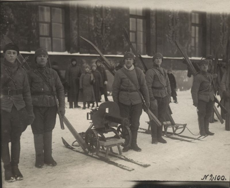 Красноармейцы с пулеметами, 1918 год, Владимирская губ., г. Муром. Выставка «Россия в 1918 году» с этой фотографией.