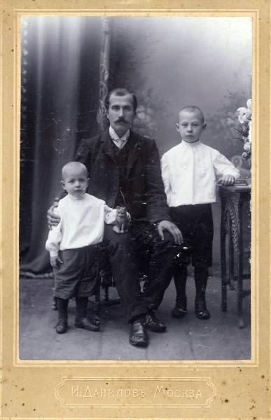 Портрет мужчины с двумя детьми, 1900-е, г. Москва. Коллодион.