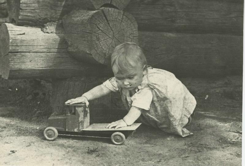 Ребенок с игрушечным грузовиком, 1947 - 1948