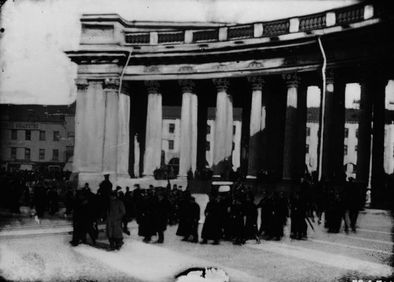 Городовые ведут арестованных студентов в полицейский участок, 1905 год, г. Санкт-Петербург