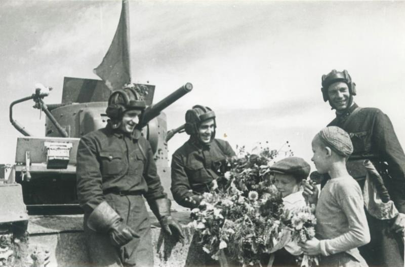 На учении ДВКА. Пионеры с цветами приветствуют танкистов, 1936 год. ДВКА – Дальневосточная Красная Армия.