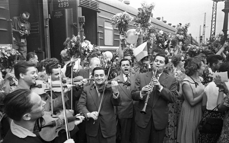 VI Всемирный фестиваль молодежи и студентов. Встреча гостей на перроне вокзала, 28 июля 1957 - 11 августа 1957, г. Москва