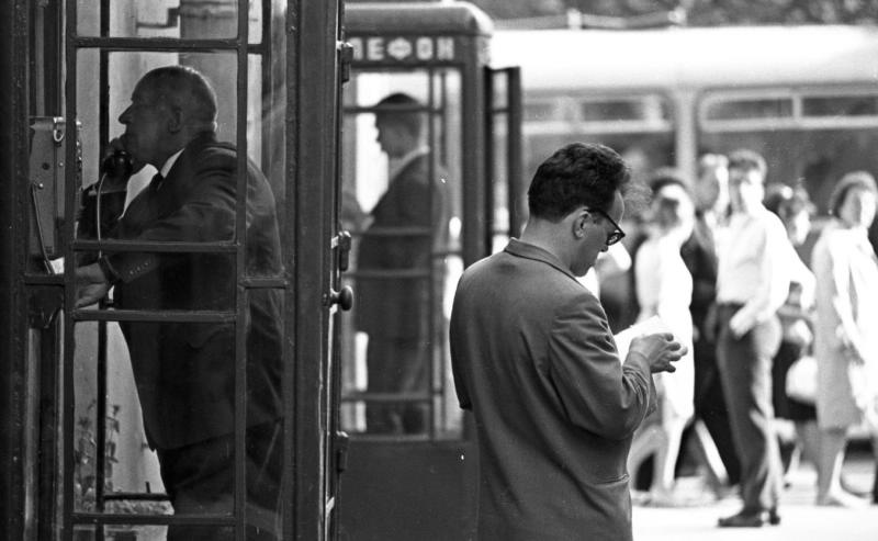 У телефонной будки, 1960-е, г. Ленинград. Выставка «Алло, кто говорит?» с этой фотографией.