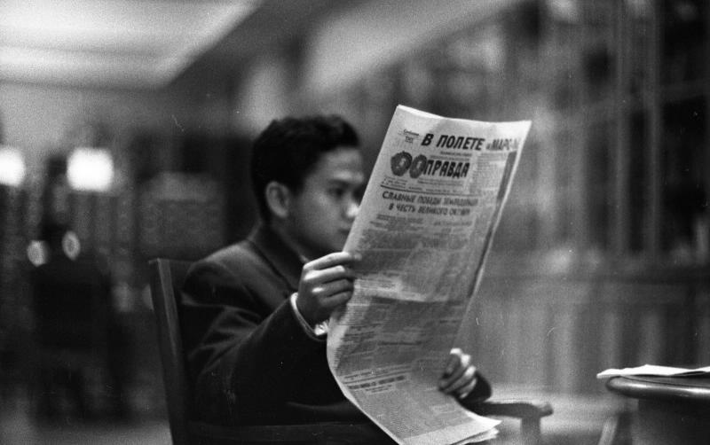Студент с газетой «Правда», 2 ноября 1962 - 31 декабря 1962, г. Москва