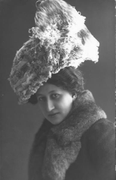 Портрет молодой женщины в меховой шляпе со страусовым пером, 1910-е
