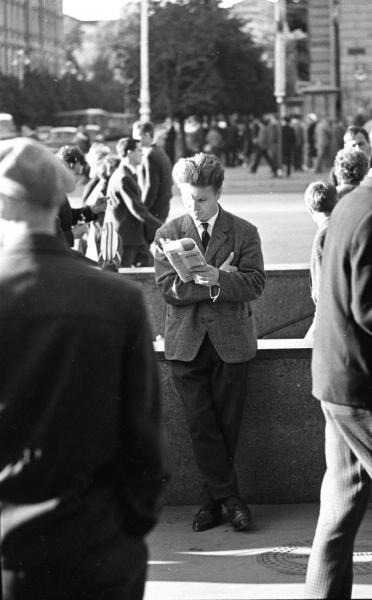 На улице, 1960-е, г. Ленинград. Выставка «Самая читающая страна в объективе Всеволода Тарасевича» с этой фотографией.