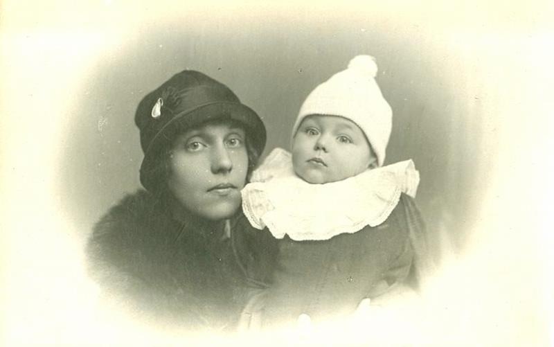 Портрет молодой женщины с ребенком, 1927 год. Выставки&nbsp;«День матери»&nbsp;и «Ой, мамочки!» с этой фотографией.
