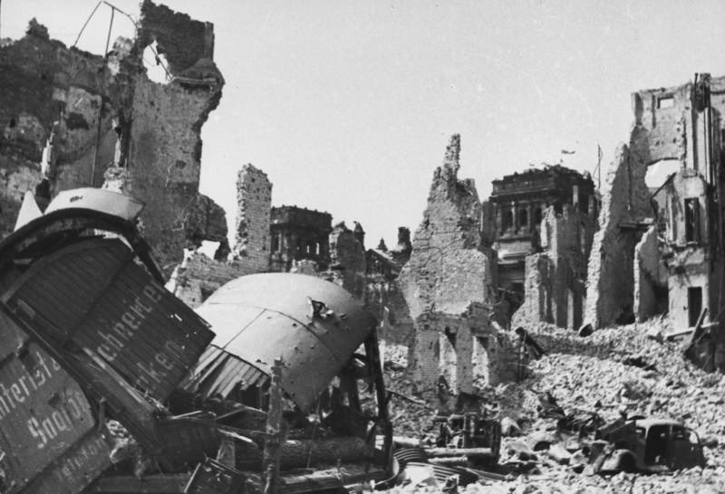 В разрушенном Берлине, май 1945, Германия, г. Берлин