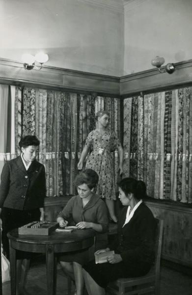 В отделе «Ткани» универсального магазина, 1960 - 1965, Казахская ССР