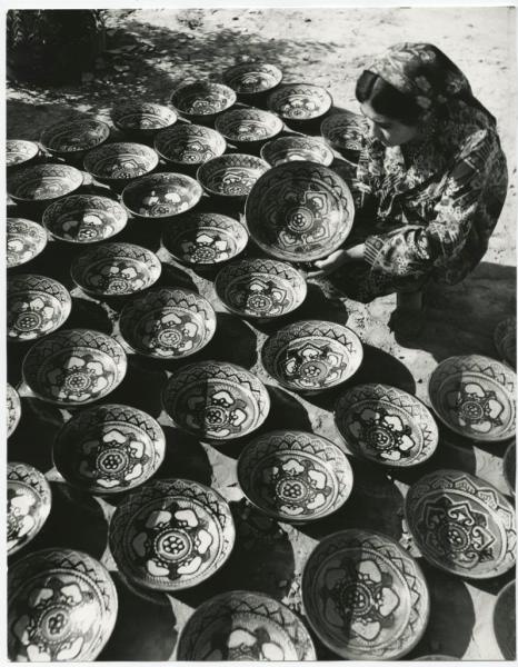В гончарной мастерской, 1979 год, Узбекская ССР. Выставка «20 лучших фотографий Эдуарда Пенсона» с этой фотографией.
