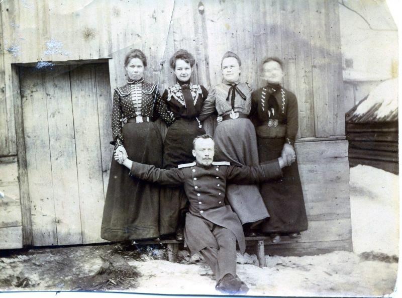 Группа молодых женщин с военным врачом, 1910 - 1917