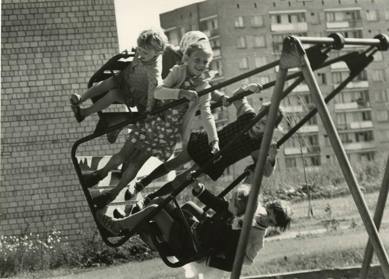 На качелях, 1970 - 1975. Выставки&nbsp;«Детские забавы ушедшей эпохи», «На качелях» с этой фотографией.