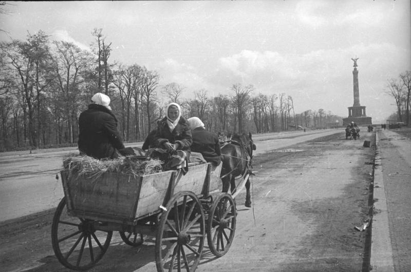 Женщины в повозке, 1945 год, Германия, г. Берлин