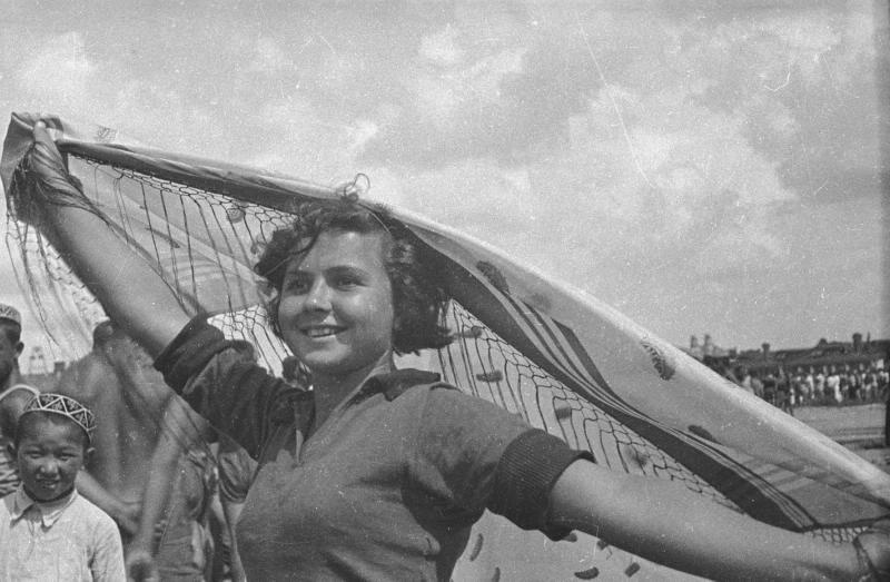 Пионеры Киргизской ССР. Спортсменка, 1937 год, г. Москва