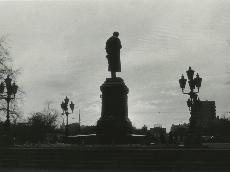 Памятник Пушкину на закате, 17 декабря 1990, г. Москва, Пушкинская пл.. Памятник установлен в 1880 году в начале Тверского бульвара на Страстной площади (ныне Пушкинская). В 1950 году его переместили на противоположную сторону площади, где и находится до сих пор. Скульптор Александр Опекушин.