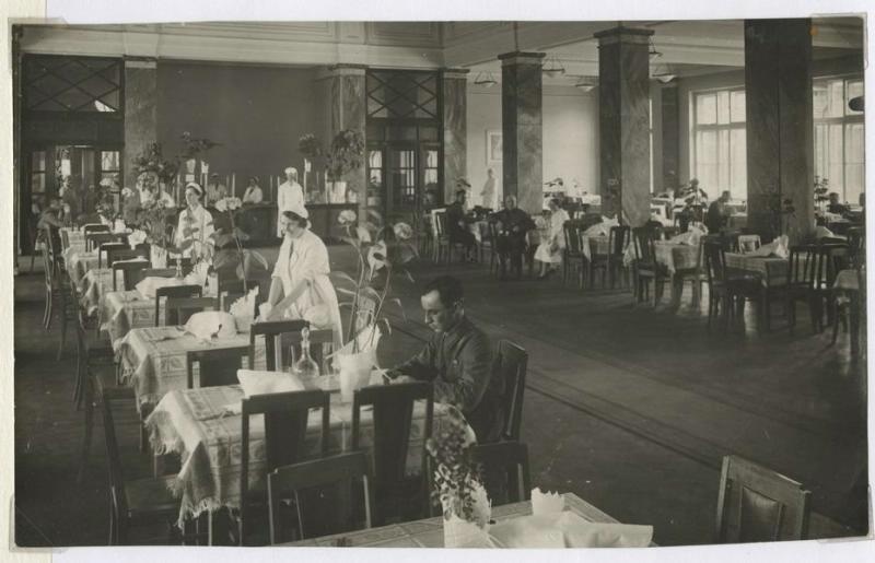 В столовой красных командиров, 1930-е, г. Москва. Предположительно, столовая в Спасских казармах в Москве
