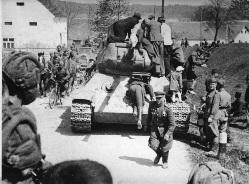 Жители чехословацкого городка осматривают советский танк, 1945 год, Чехословакия. Выставка «Великая Отечественная война. Освобождение Европы» с этой фотографией.