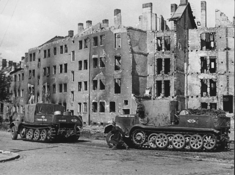 «Немецкие тягачи, захваченные в Сталинграде и использованные в Советской Армии, дошли до Берлина», 1945 год, г. Берлин