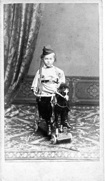 Детский портрет, 1900-е. Выставка «Дореволюционная Россия: дети и их игрушки» с этой фотографией.&nbsp;