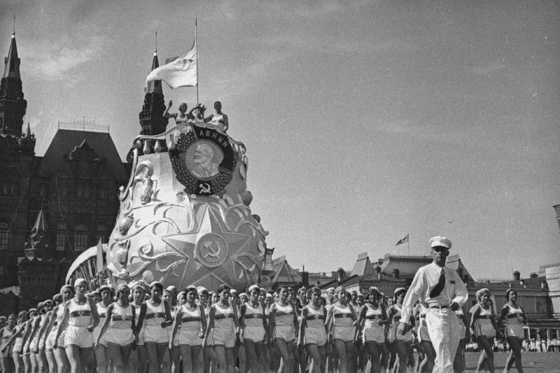 Физкультурный парад на Красной площади, 1938 год, г. Москва. Выставка «Физкультурные парады» с этой фотографией.