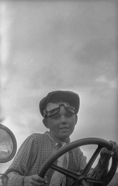 Юный тракторист, 1942 год