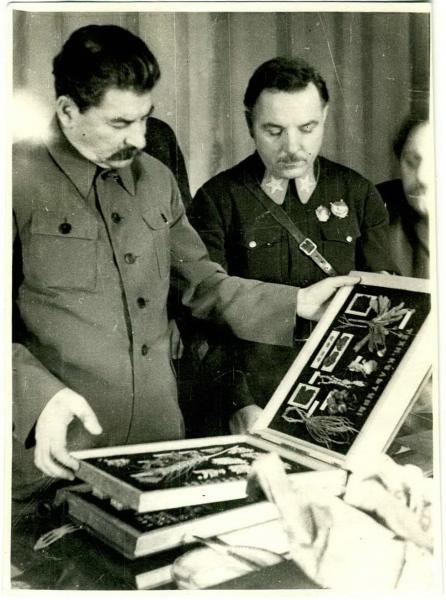 Иосиф Сталин и Климент Ворошилов рассматривают альбом, 1930-е. Видеовыставка «Сухаревка. "Рафаэль и обжорная кухня"» с этой фотографией.