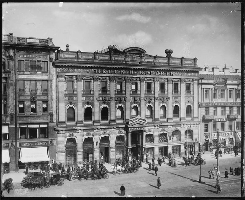 Фасад здания банка агентства французского акционерного общества «Лионский кредит», август 1916, г. Петроград. Французский «Crédit Lyonnais» — единственный зарубежный банк, допущенный к работе в России.