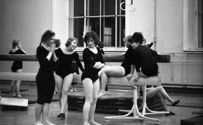 Девушки на занятиях гимнастикой, 1963 - 1964, г. Москва