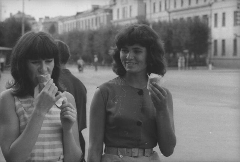 Девушки с мороженым на улице, 1967 год, Волгоградская обл., г. Волжский. Выставка «Вкусно и сладко! Съедим без остатка!» с этой фотографией.