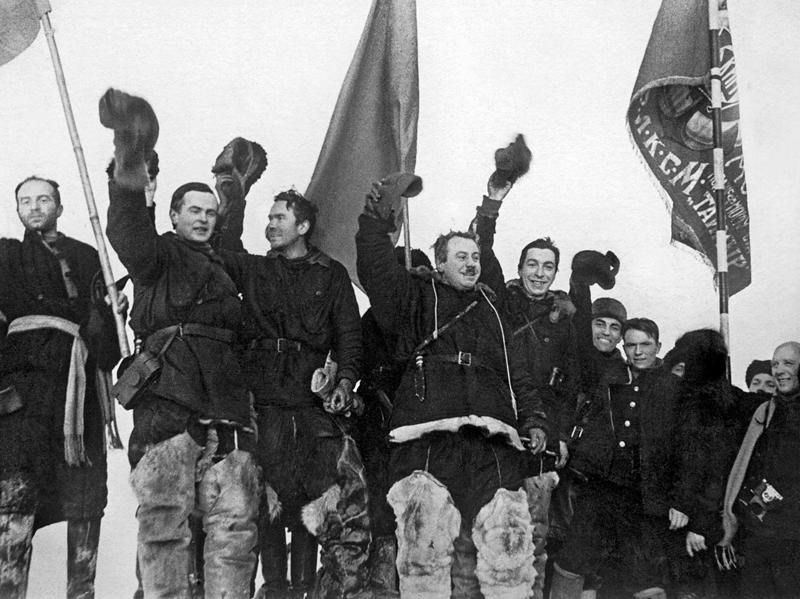 Митинг, посвященный окончанию работы дрейфующей станции «Северный полюс-1» и встреча с экспедицией по эвакуации, 1938 год. Выставка «Приветствуем вас!» с этой фотографией.