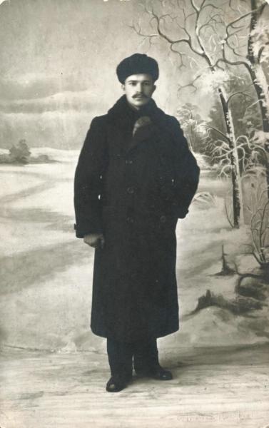 Мужской портрет на фоне зимнего пейзажа, 1910-е