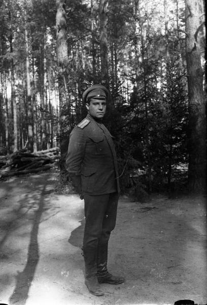 Офицер на опушке леса, 1900-е