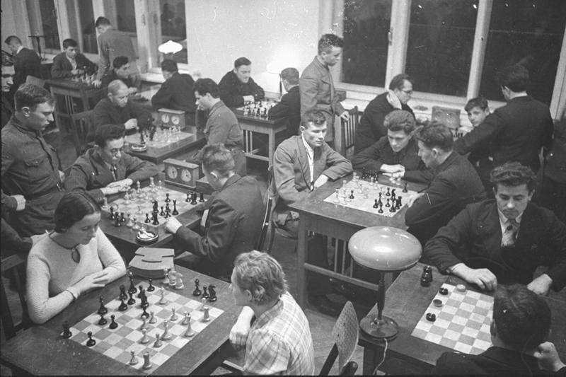 Клуб металлургов. Шахматная комната, 1937 год, г. Магнитогорск. Выставка «20 фотографий 1937 года» с этим снимком.