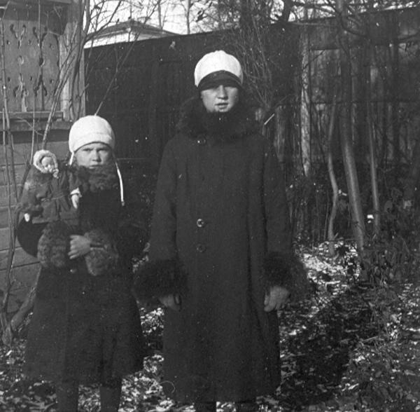 Две девочки в палисаднике, 1920-е, Московская губ., Новогиреево (?)