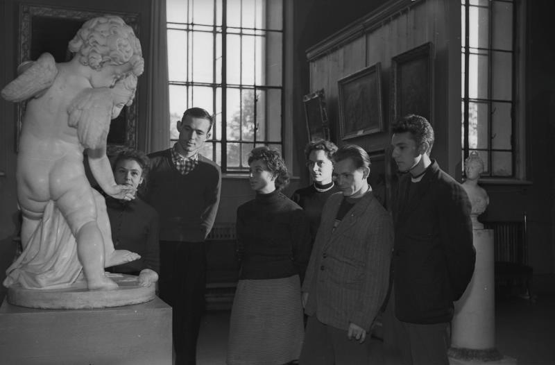 В музее, 1955 - 1965, г. Москва. Группа молодых людей на экскурсии в музее.