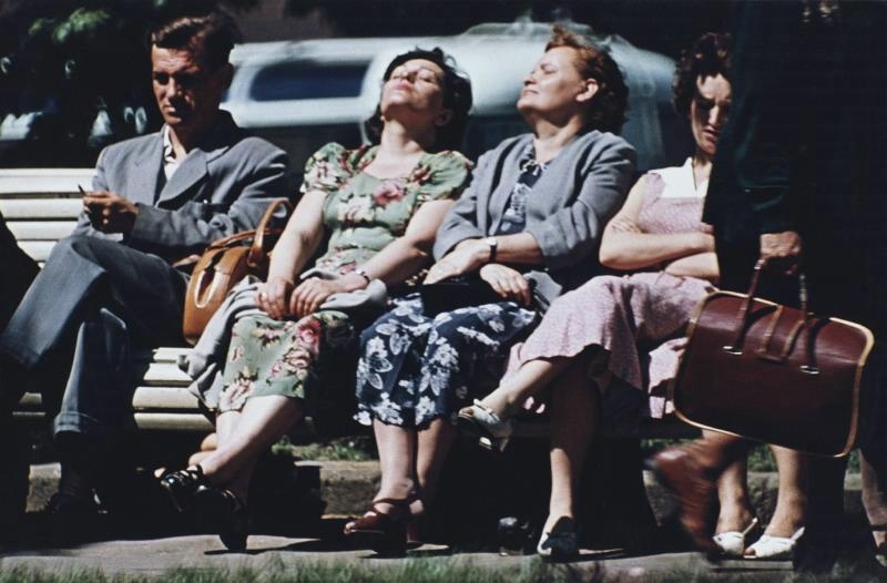 Женщины, загарающие на скамейке, 1958 год