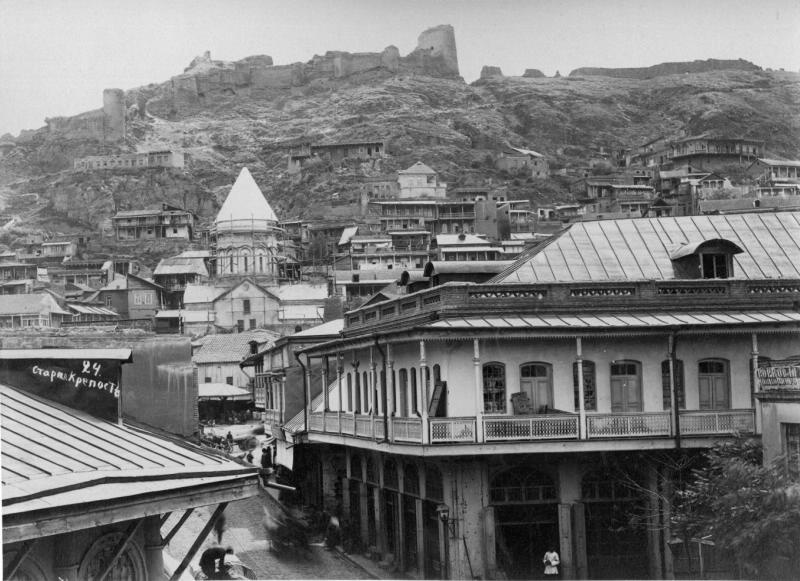 Виды Тифлиса, 1890-е, Тифлисская губ., г. Тифлис. Ныне Тбилиси. На заднем плане - армянская церковь Сурб Геворк и крепость Нарикала.