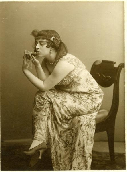 Женщина с бокалом вина, 1910-е