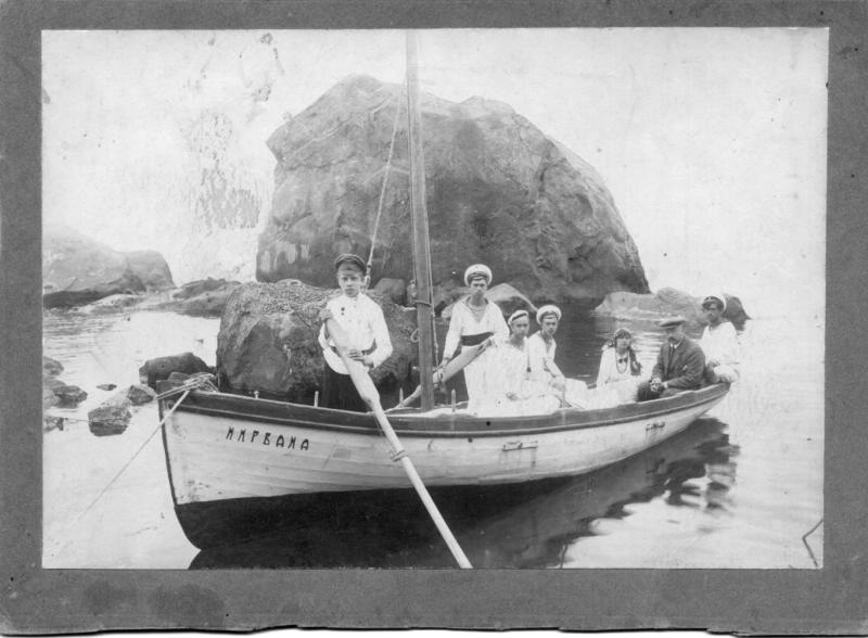 На лодке «Нирвана», 1910 - 1916, Таврическая губ., пос. Алупка. Видео&nbsp;«1 апреля» и выставка «Дореволюционная Россия отдыхает» с этой фотографией.&nbsp;