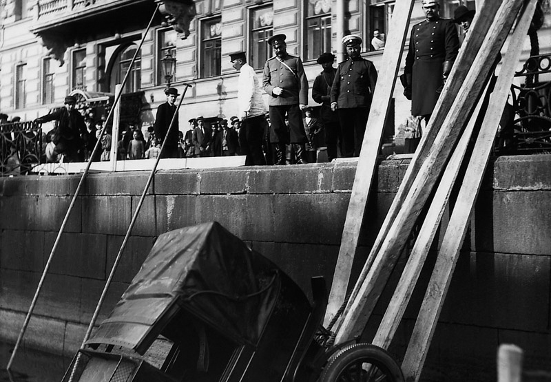 Автомобильная авария на набережной реки Мойки. Спасательные работы, сентябрь 1912, г. Санкт-Петербург. Выставки «Карл Булла» и «Все идет не по плану» с этой фотографией. 