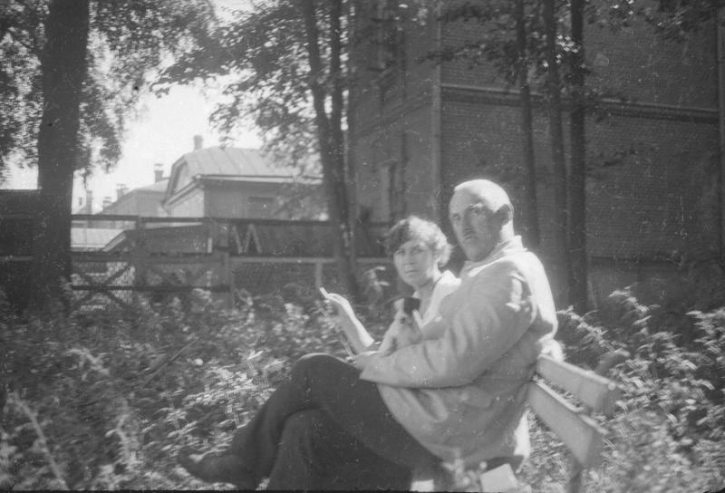 Мужчина и женщина на скамье в палисаднике, 1920-е