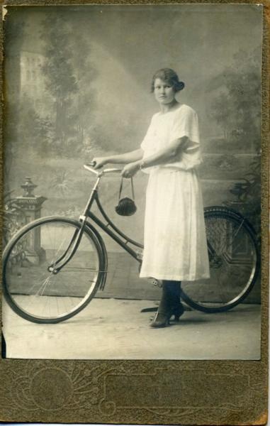 Женщина с велосипедом, 1910-е