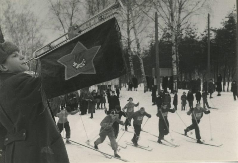 Лыжный забег, 1945 год. Выставка «20 лучших фотографий Сергея Васина» с этой фотографией.&nbsp;