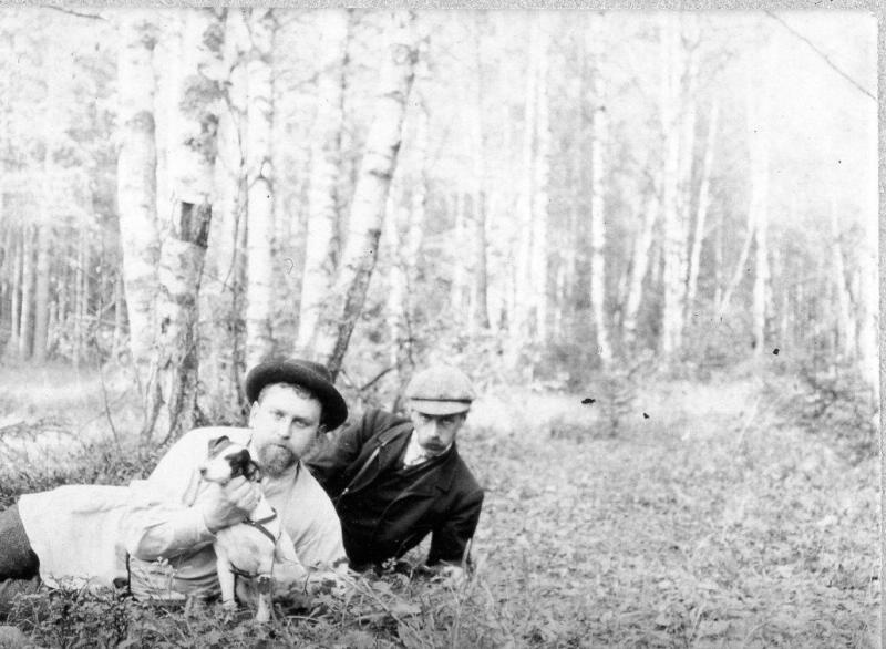 Мужчины в лесу с собачкой, 1910-е