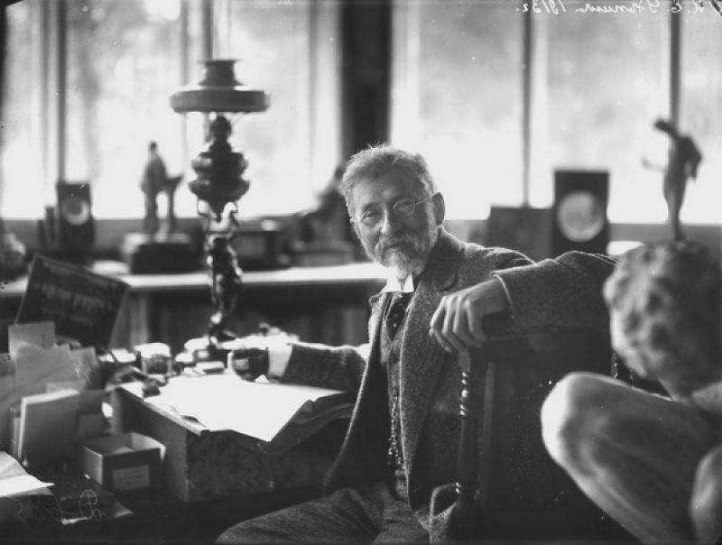 Илья Репин в кабинете, 1913 год. Видеовыставка «Репин и его модели» с этой фотографией.