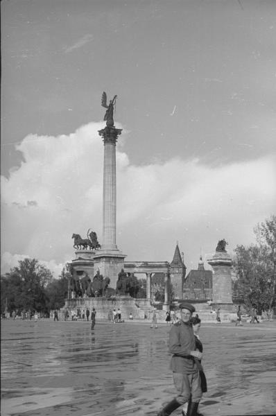 Площадь Героев в Будапеште, июнь - август 1945, Венгрия, г. Будапешт