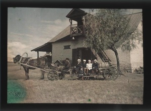 Дети Козаковы. Имение Никольское Симбирской губернии, 1910 год, Симбирская губ., Сызранский у., с. Никольское (Шереметьево). Выставка: «10 автохромов Петра Вединисова», видео&nbsp;«К 180-летию фотографии. Эпизод VII: "Автохром"» с этим снимком.