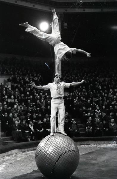 Эквилибристы на шаре, 1950 - 1953, г. Москва