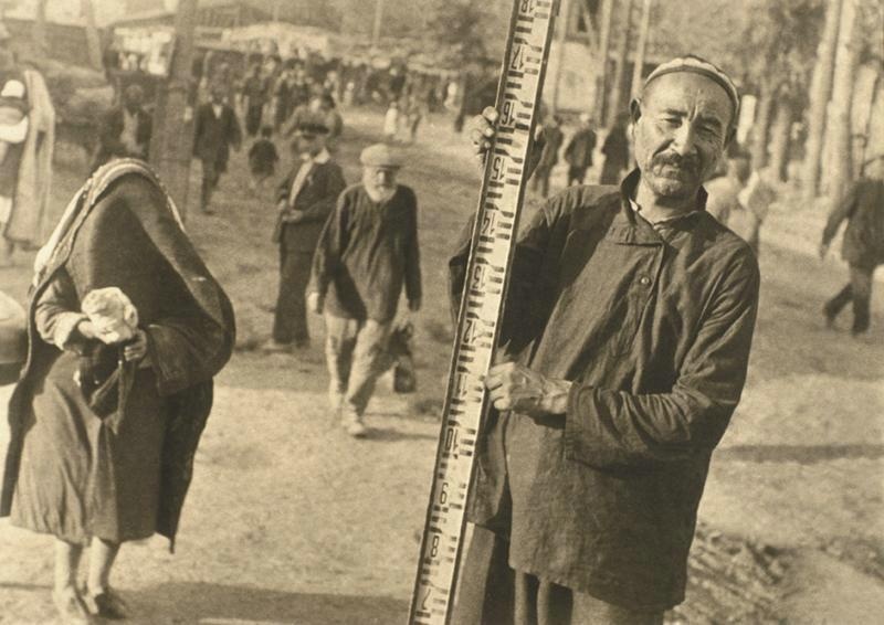 Землемер, 1928 год, Узбекская ССР. Выставка «Фотограф Макс Пенсон» с этим снимком.&nbsp;&nbsp;